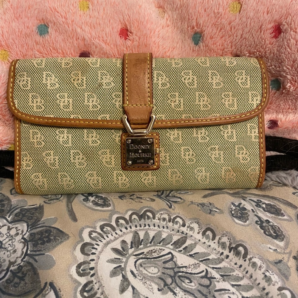 Dooney and Bourke Wallet GUC